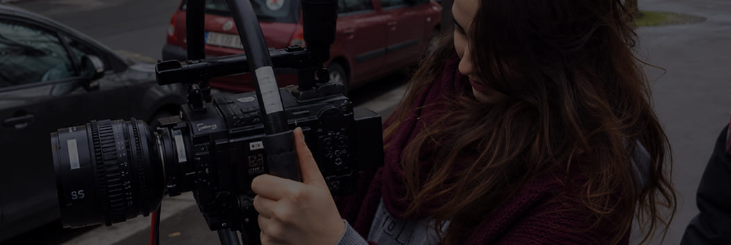 Opératrice cinéma dans les rues de Paris