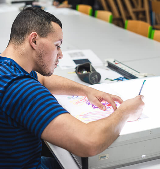 eleve-graphisme-ecole-cifacom materiel-ecole-de-graphisme